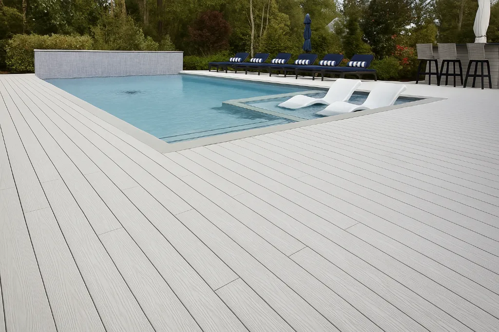 fehér_wpc_medence_szélén (1).webp